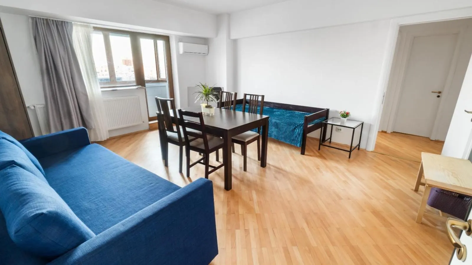 Hostel Camera Comuna Penthouse Ultracentral Bucharest Romania